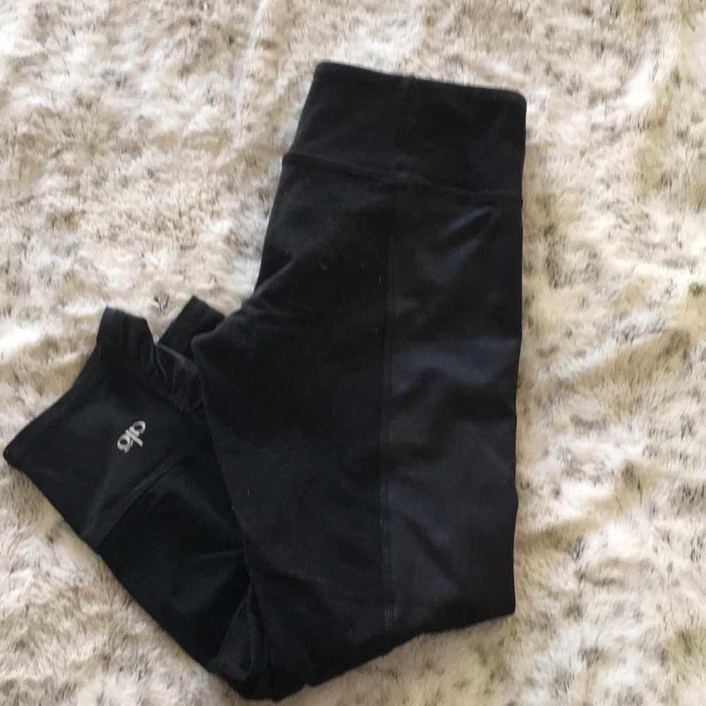 ⭐️ Alo yoga leather like stripe Capri